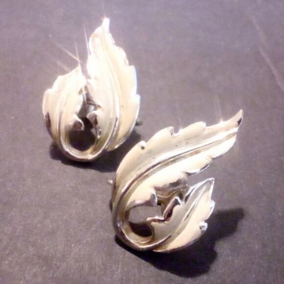 Vintage Coro Painted Leaf Clip On Earrings - Picture 1 of 4